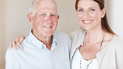 Hija posando con su padre mientras le pasa mano por el hombre Hija posando con su padre mientras le pasa mano por el hombre