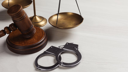 Mazo y esposas sobre mesa Mazo y esposas sobre mesa